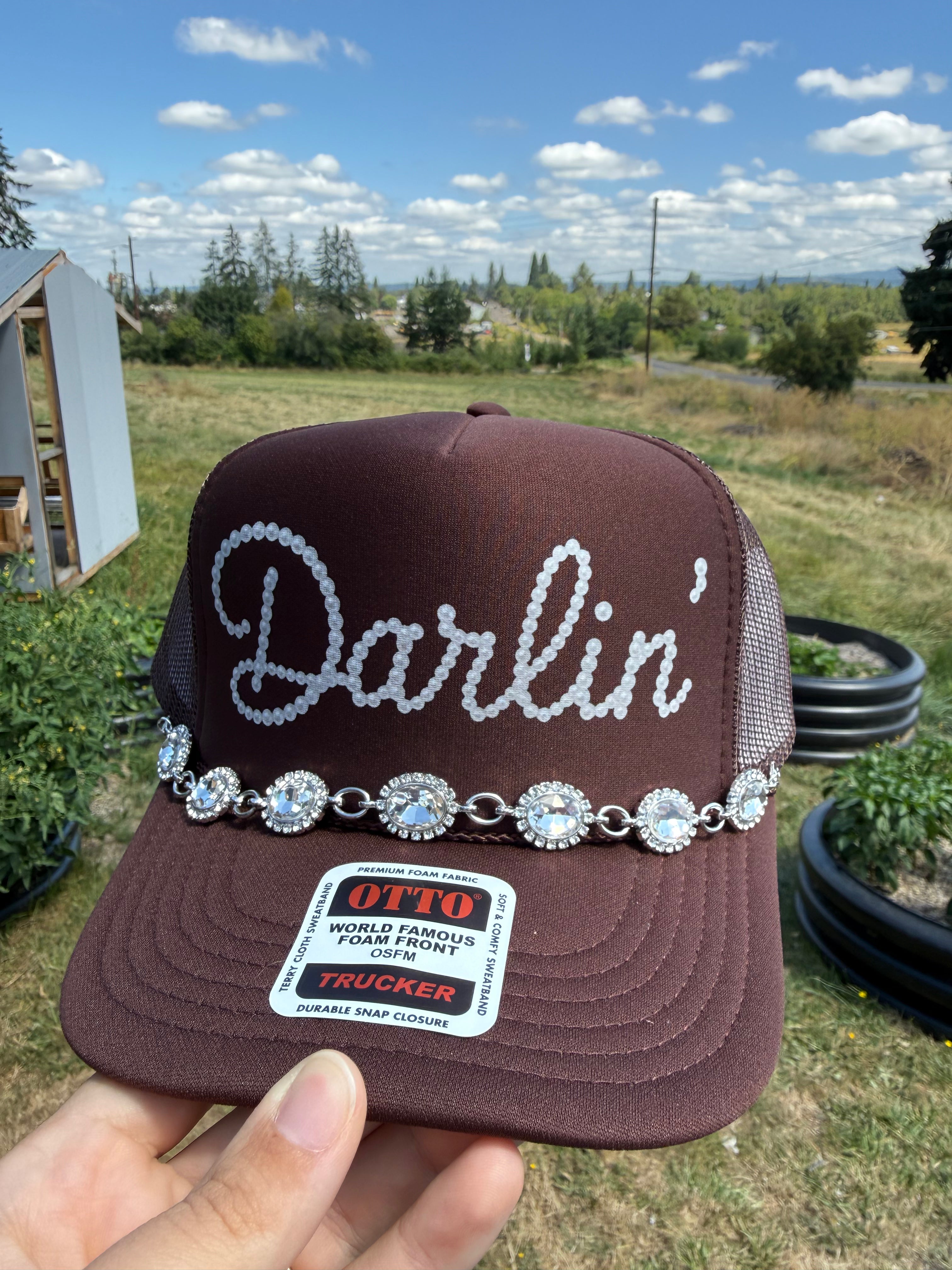 Darlin’ Trucker hat w/chain✨